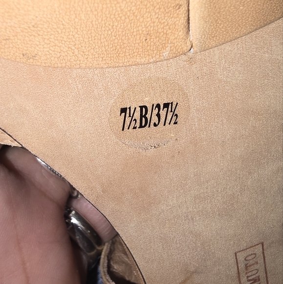 Vince Camuto, wide leather heeled shoes, with studs.  size 7. beige color - Picture 4 of 7